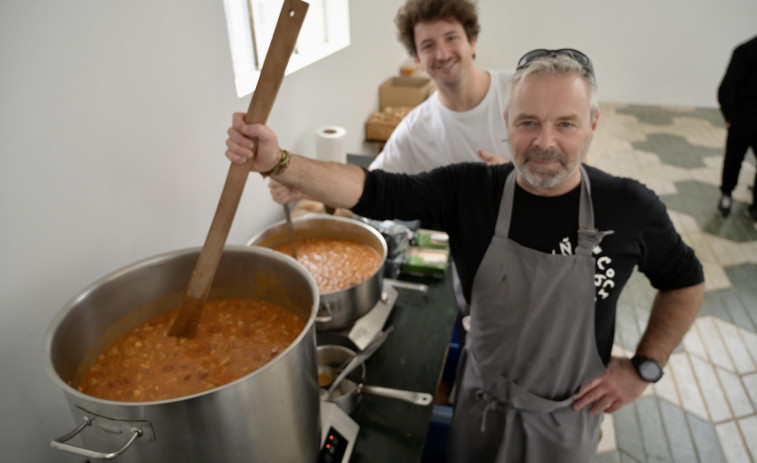 La degustación solidaria del mercado de San Agustín reparte 140 kilos de callos en apenas dos horas