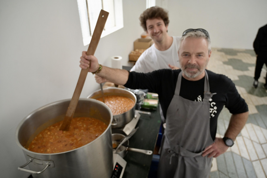 La degustación solidaria del mercado de San Agustín reparte 140 kilos de callos en apenas dos horas