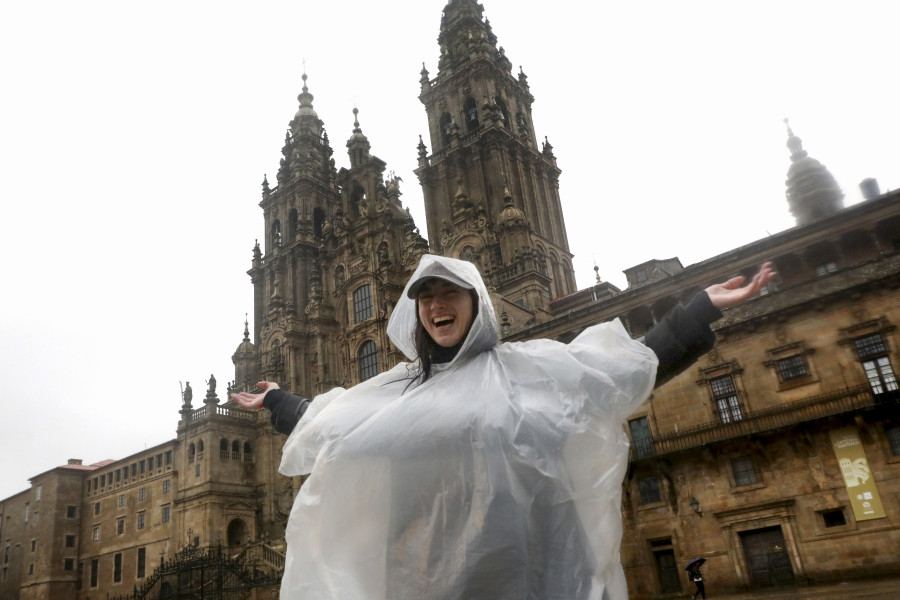 Los peregrinos más madrugadores se acercan a la Catedral el primer día del 23