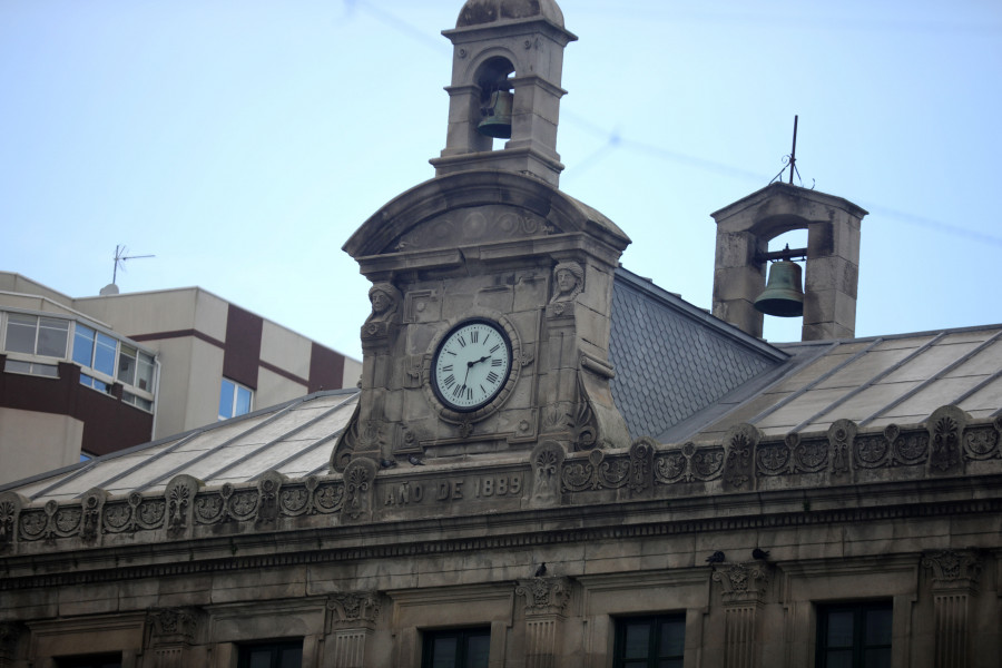 El monumental reloj del IES Eusebio da Guarda, en A Coruña, recupera su esplendor