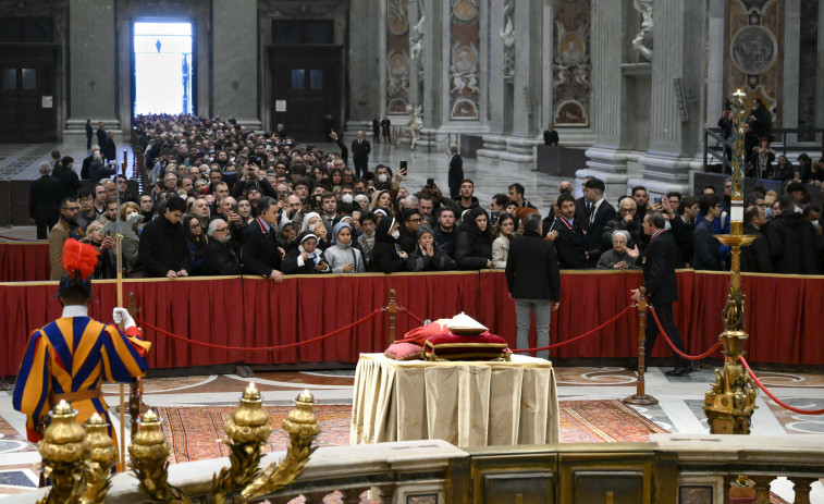 Miles de fieles despiden a Benedicto XVI en la basílica de San Pedro