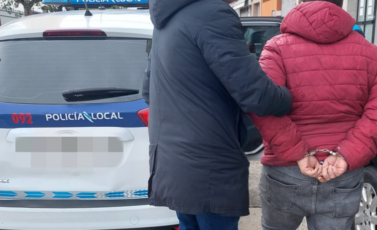 Un hombre fuera de sí hiere a tres policías locales durante su arresto en una calle coruñesa