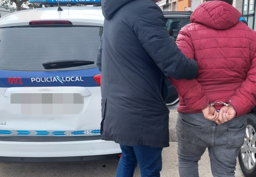 Un hombre fuera de sí hiere a tres policías locales durante su arresto en una calle coruñesa