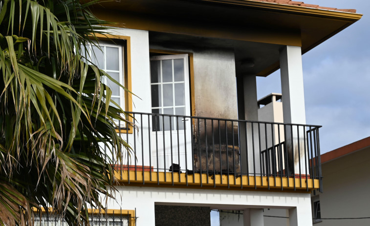 Un hombre de 50 años salta por el balcón para escapar de un fuego en Eirís