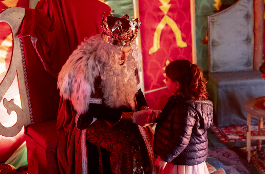 Sus Majestades Melchor, Gaspar y Baltasar visitan a los niños de Coirós