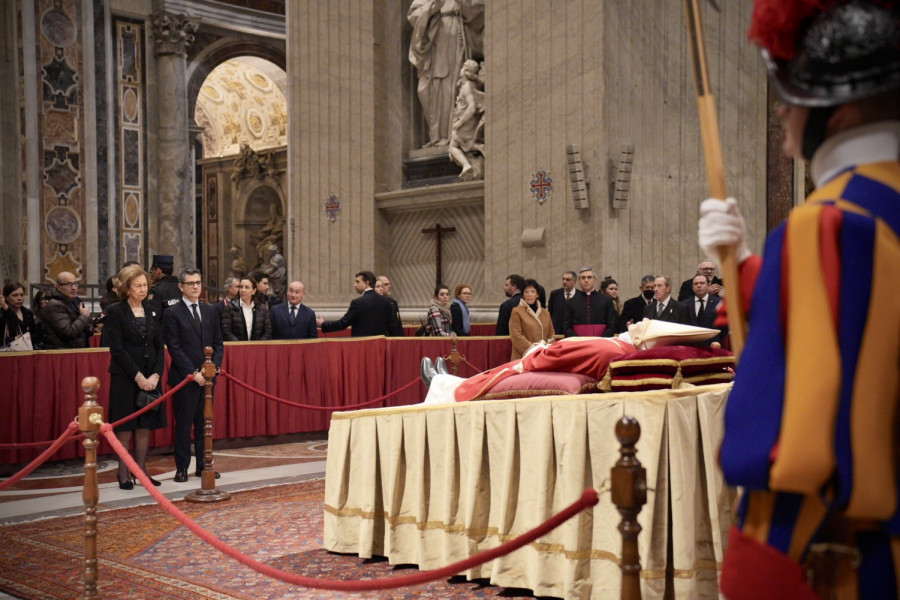 Casi 200.000 personas pasaron por la capilla ardiente del papa emérito