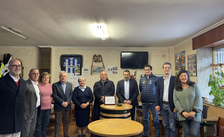 El bar Casa Avelina de Carral recibe un premio por la hospitalidad que dispensa al peregrino