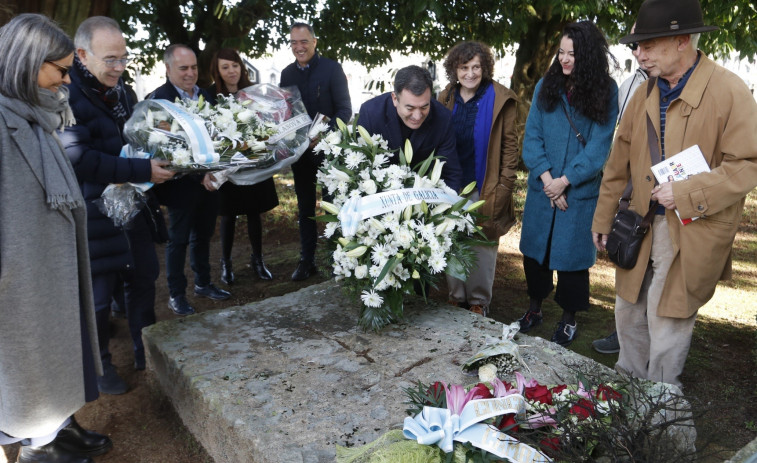 La tumba de gallego Ramón María del Valle-Inclán se vuelve a llenar de flores en el 87 aniversario de su muerte