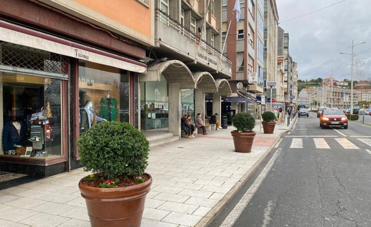 La adecuación de los maceteros y el cambio de los naranjos por acebo japonés renueva la imagen de A Mariña