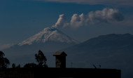 La emisión de gases y ceniza del volcán ecuatoriano Cotopaxi es 