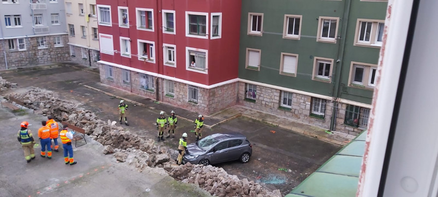 Una conductora resulta herida leve al volcar dentro de una zanja en Labañou