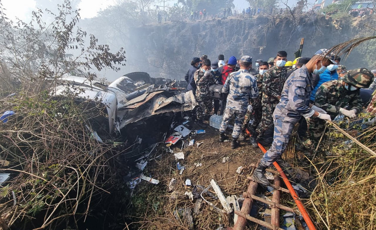 Un avión con más de 70 personas a bordo se estrella en el centro de Nepal