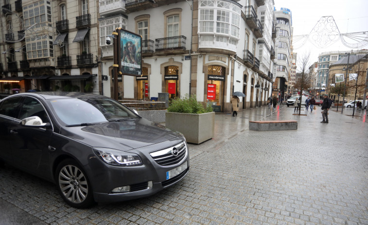 Instalan una maceta en la calle Compostela para evitar los choques contra un banco