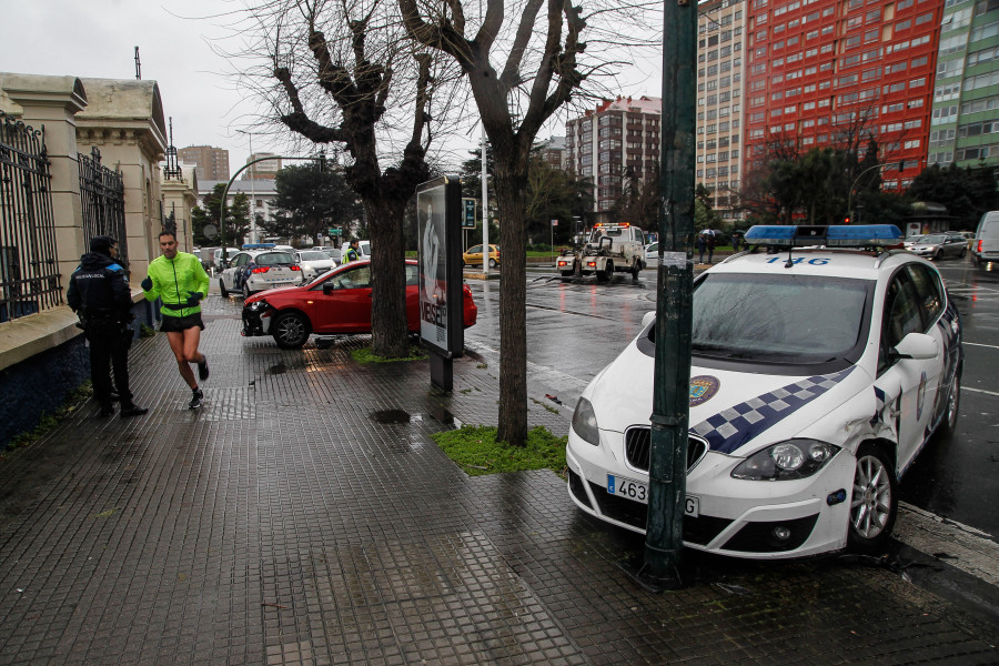 Un coche patrulla del 092 y un turismo colisionan en A Palloza