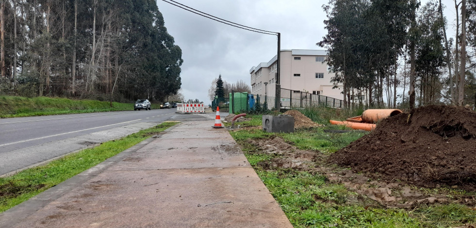 Instalan alumbrado público en una senda peatonal en As Pedreiras