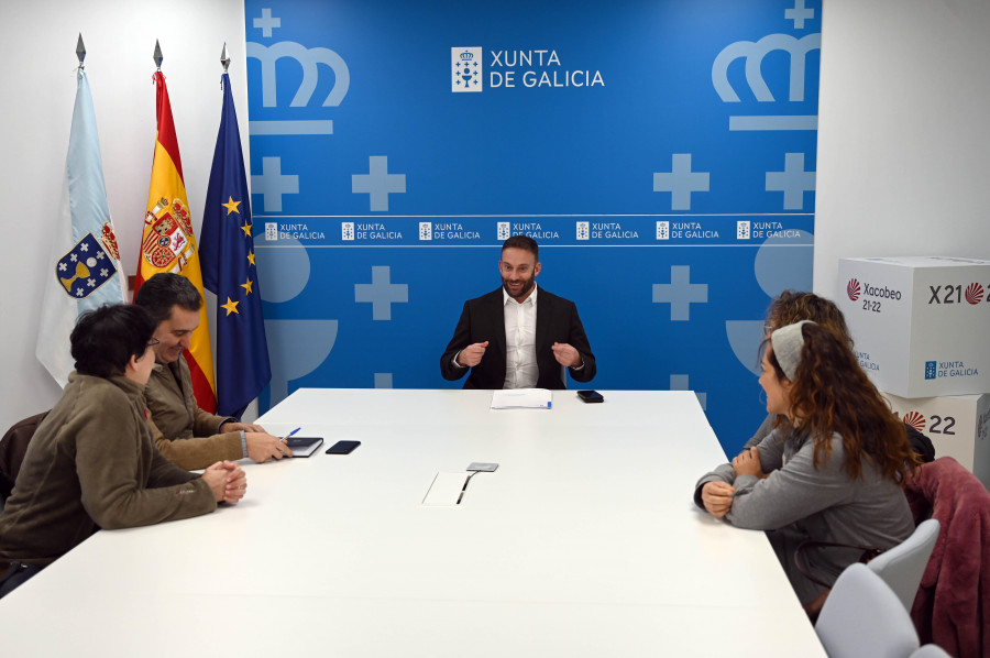 Las 25 familias de Novo Mesoiro logran que la Xunta habilite un bus para el transporte al IES A Sardiñeira