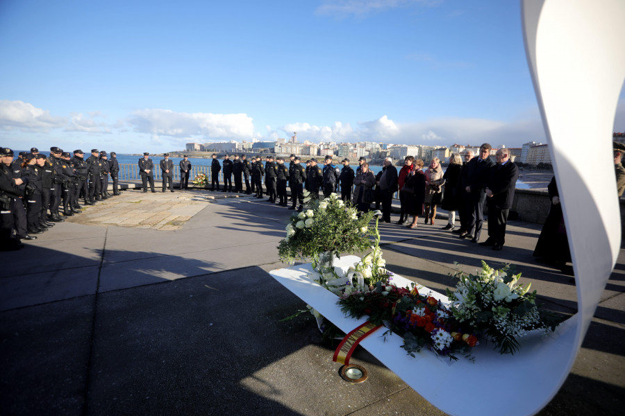 Reportaje | Coronas  junto al mar para recordar el  undécimo aniversario  de la tragedia del Orzán