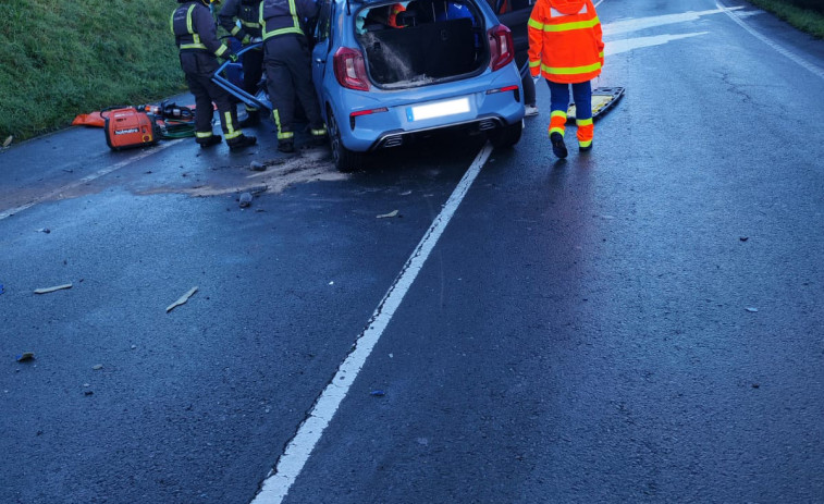 Un conductor queda atrapado tras colisionar dos coches en Gandarío, en Bergondo