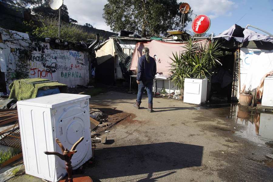 El último chabolista de A Pasaxe resiste en el poblado un año después