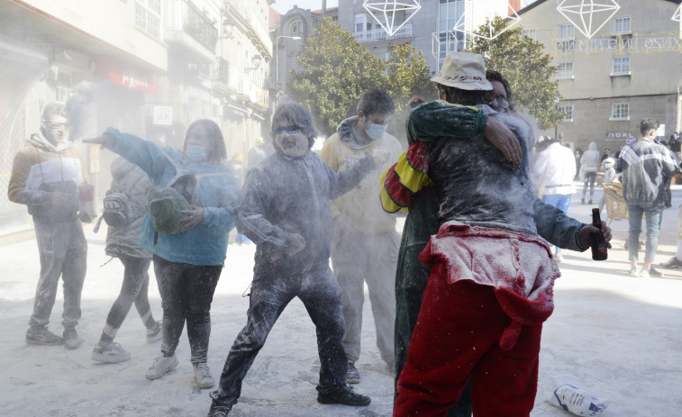 Xinzo arranca su carnaval más festivo, con 'batalla' de harina y charangas