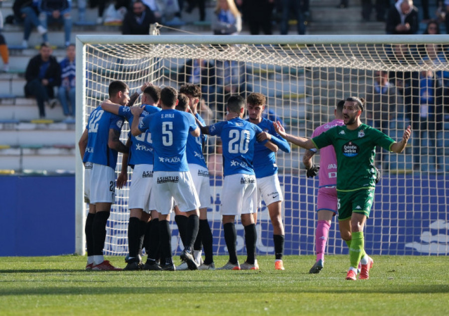 2-2. El Depor cede en el descuento y a balón parado