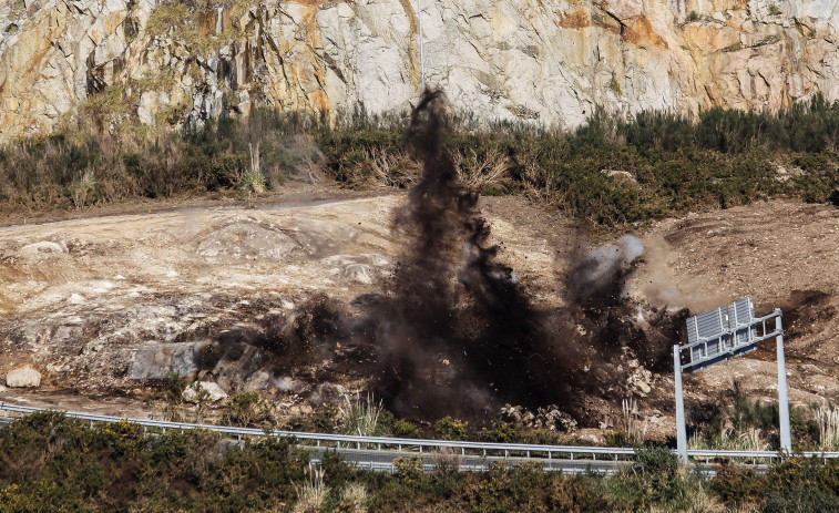 Voladura en Langosteira para avanzar con las obras del tren al Puerto Exterior