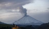 El volcán Cotopaxi emana una columna de 1.500 metros de vapor y gas