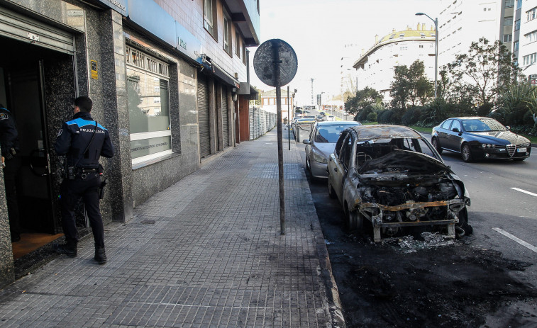 Permanece en la avenida de Arteixo durante dos días uno de los coches calcinados el martes