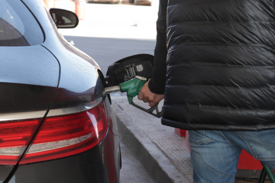 La gasolina alcanza su precio más bajo del año antes de la operación salida