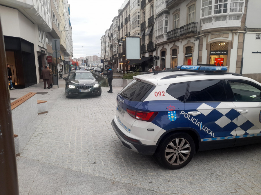 La Policía Local impone tres sanciones diarias por circular en zonas peatonales