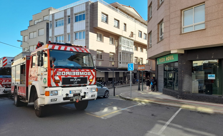 Una persona resulta herida y dos edificios son desalojados por el incendio de un local de hostelería de Arteixo