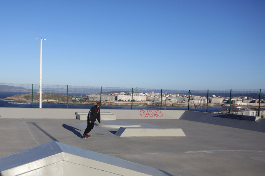 Los usuarios del skate de Los Rosales denuncian que no está acabado pese al anuncio municipal