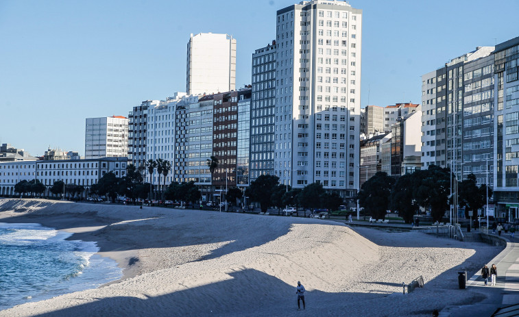 A Coruña afronta una nueva alerta naranja con la duna  de Riazor recién reformada