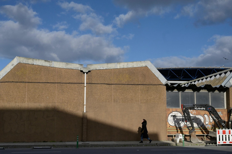 Los muros del puerto de A Coruña lucen limpios de grafitis por primera vez en décadas tras la actuación municipal