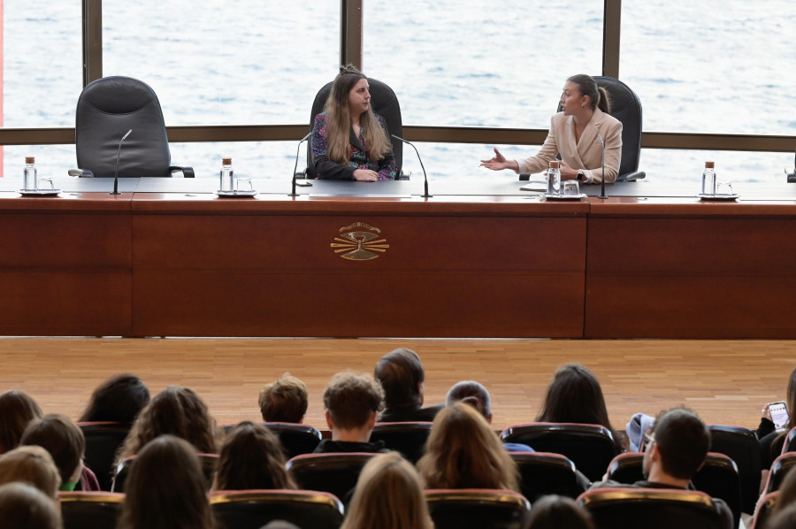 La cómica Carolina Iglesias llena de feminismo el Paraninfo de la Universidad