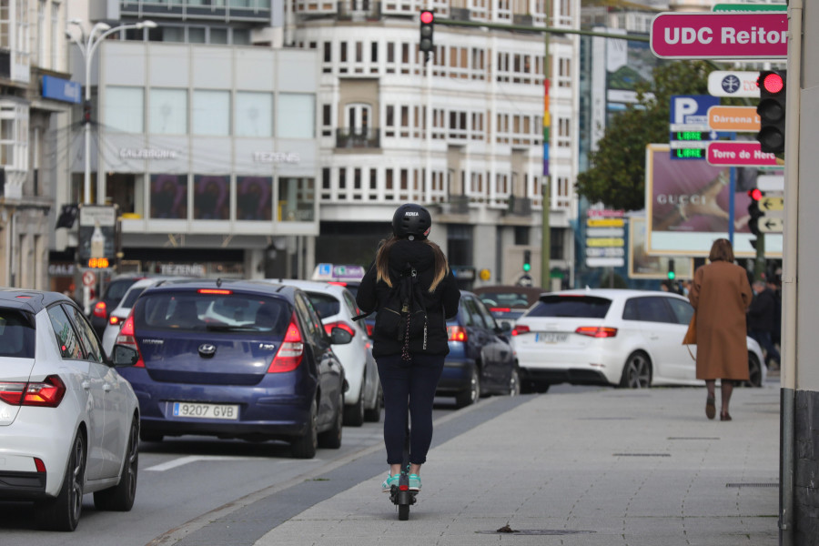 Un patinete le rompe la nariz a una mujer de 63 años