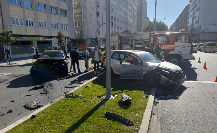 VÍDEO | Una colisión entre dos vehículos provoca retenciones en la avenida de Arteixo