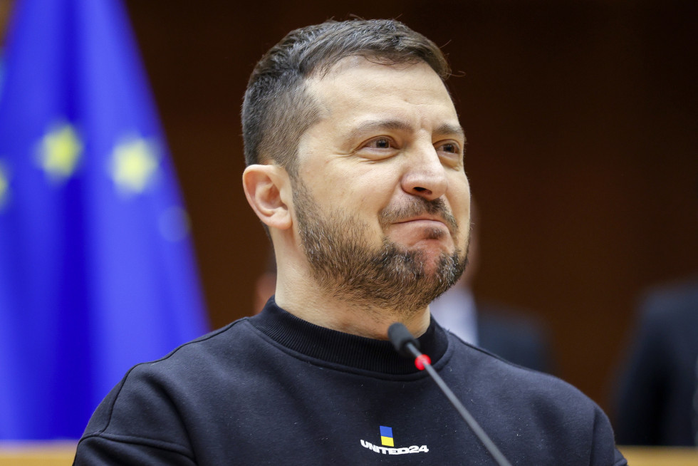 El presidente de Ucrania, Volodimir Zelenski, pronuncia un discurso ante los miembros del Parlamento Europeo en Bruselas, Bélgic