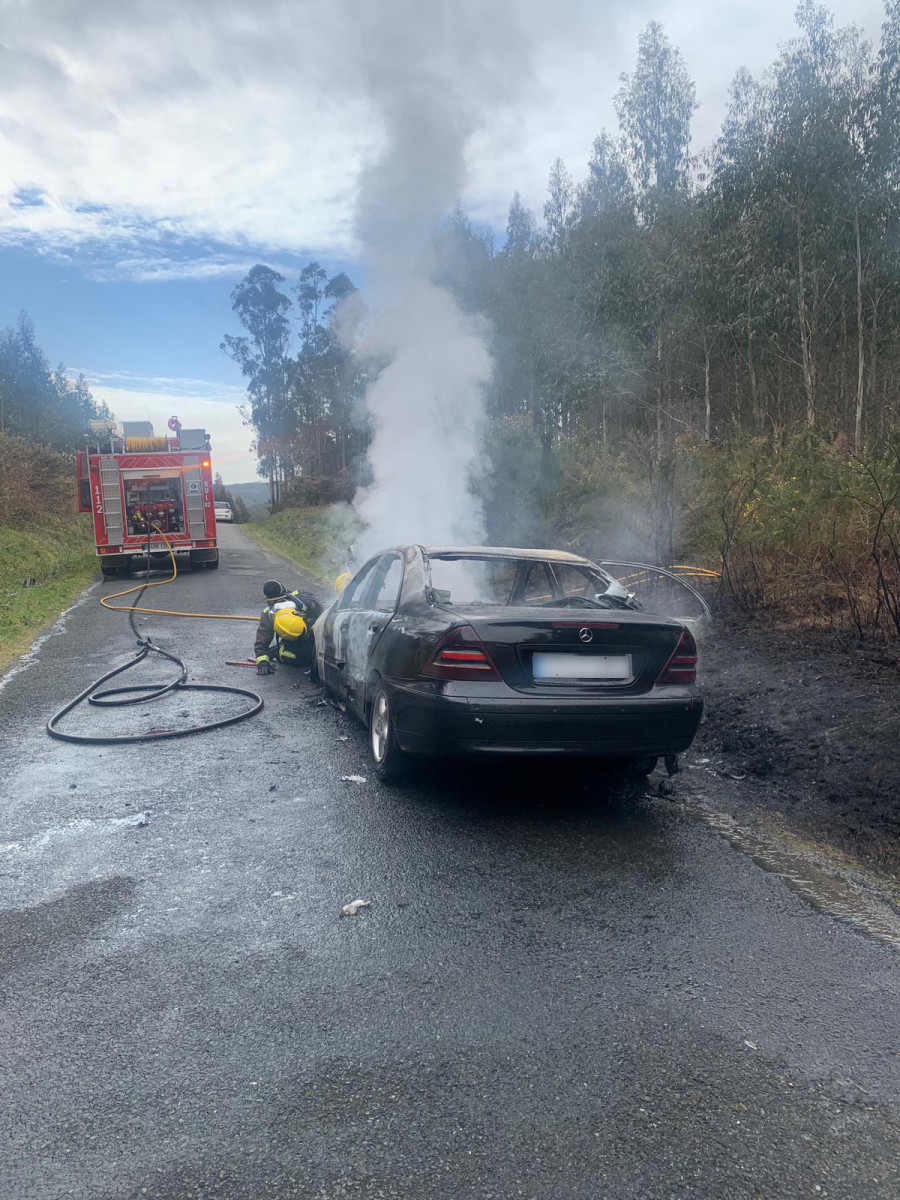 Un coche queda calcinado cuando circulaba por Culleredo