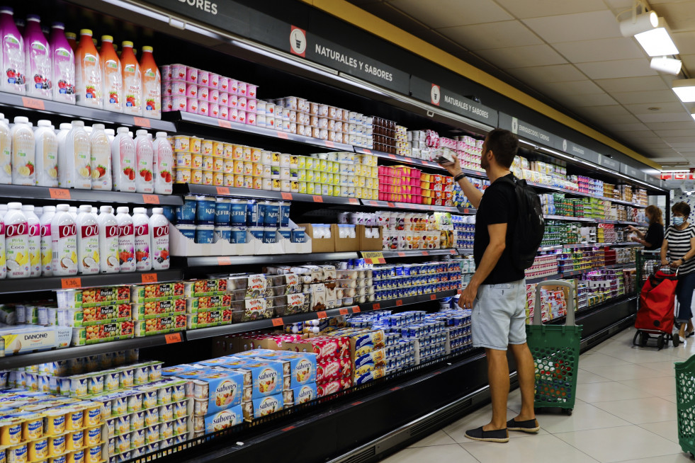 Un comprador mira los lineales de un supermercado