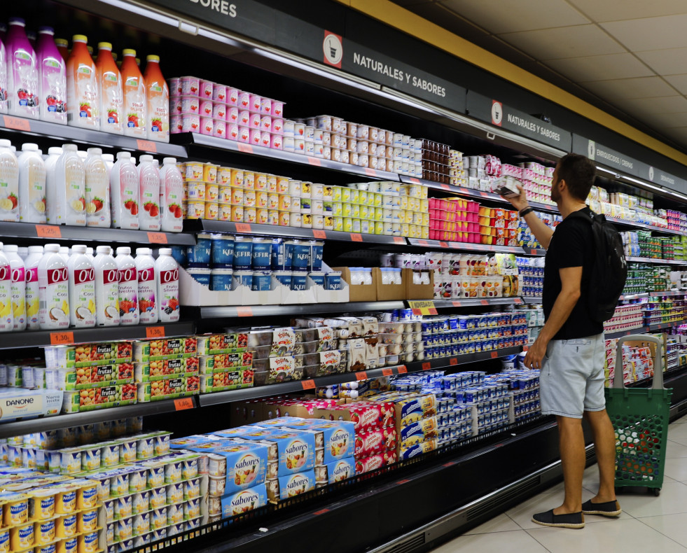 Un comprador mira los lineales de un supermercado