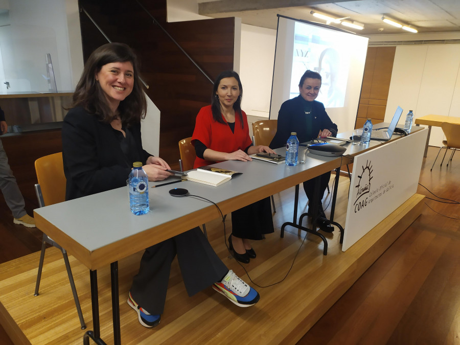 La arquitecta Luz Paz Agras explica su obra en una charla celebrada en el COAG