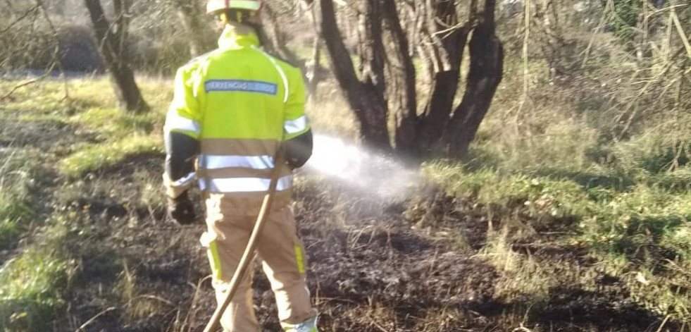 Emergencias de Oleiros sofoca un incendio forestal en Nós