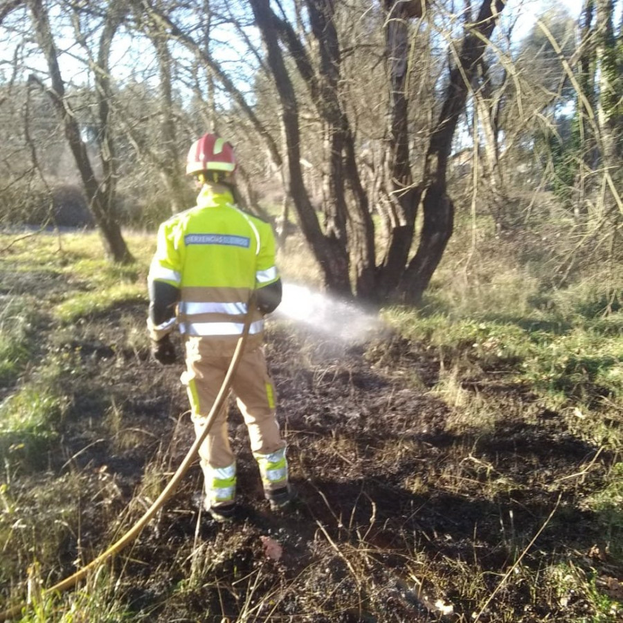 Emergencias de Oleiros sofoca un incendio forestal en Nós