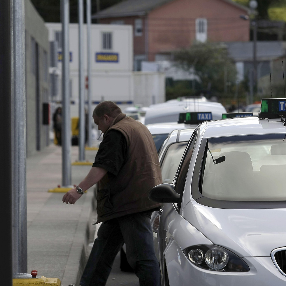 Los taxistas coruñeses siguen a la espera de un nuevo convenio para operar en Alvedro