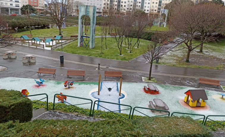 Una espectacular granizada tiñe de blanco A Coruña