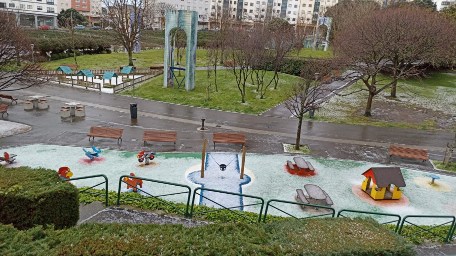 Una espectacular granizada tiñe de blanco A Coruña