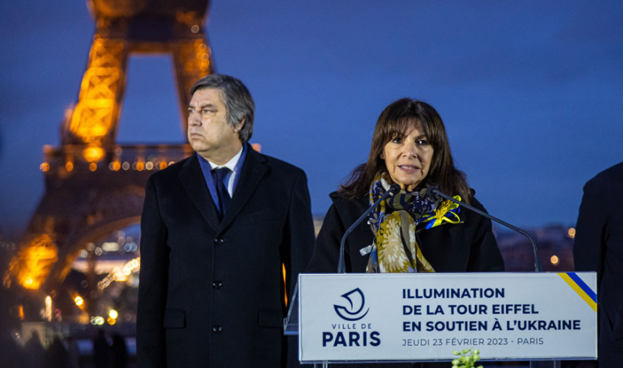 La Torre Eiffel se ilumina con los colores de Ucrania a un año de la invasión