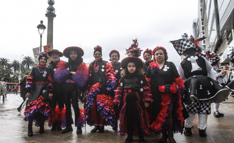 La traca final del Entroido volvió a llenar de color y alegría las calles de A Coruña y su área