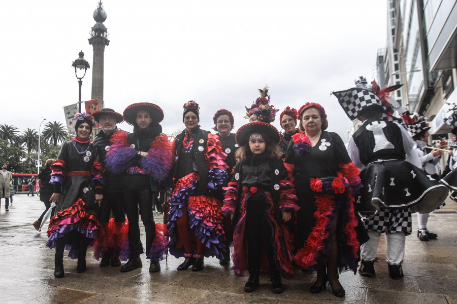 La traca final del Entroido volvió a llenar de color y alegría las calles de A Coruña y su área